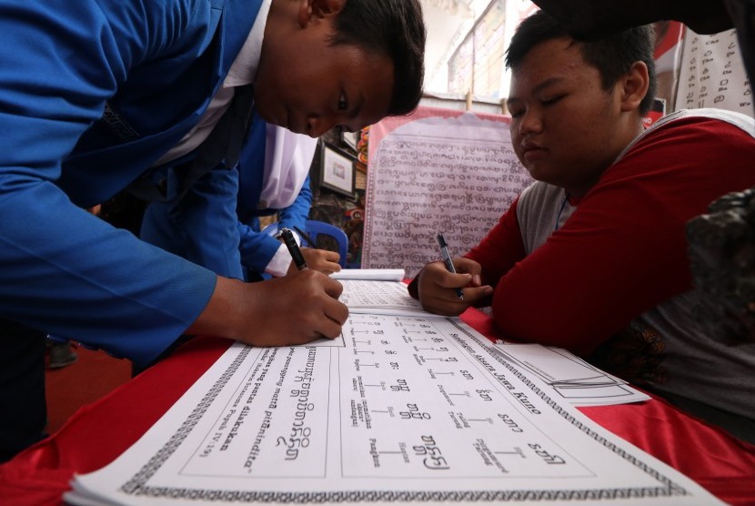 Sejumlah peserta belajar menulis aksara Jawa Kuno di Kediri, Jawa Timur