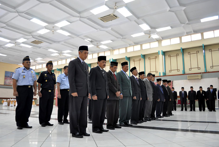  Sejumlah peserta berbaris saat acara pengukuhan panitia penyelenggara ibadah haji (PPIH) embarkasi Jakarta Pondok Gede, Selasa (20/8).  (Republika/Rakhmawaty La'lang)