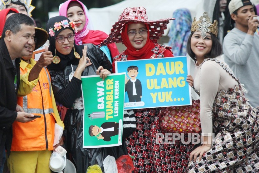 Sejumlah peserta berfoto dengan memakai pakaianyang dibuat dari limbah plastik pada acara Edukasi Pengelolaan Sampah Kepada 2.000 Anak Sekolah, di Plaza Balai Kota Bandung, Ahad (21/1).