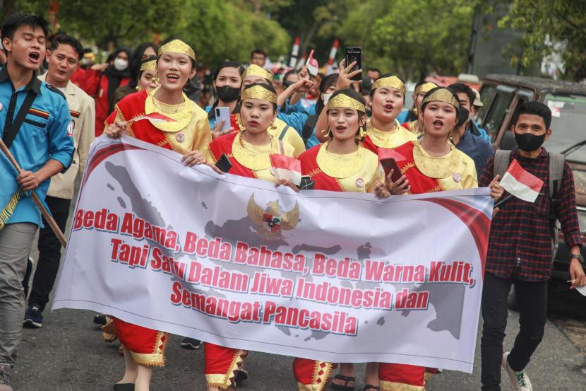 Sejumlah peserta berjalan mengenakan pakaian adat Nias, Sumatera Utara, saat mengikuti Parade Kebangsaan di Jalan Brigjen Katamso, Palangka Raya, Kalimantan Tengah, Sabtu (1/10/2022). Kegiatan yang diikuti forum ormas, pemuda, mahasiswa, dan pelajar berbagai lintas budaya se-Kalimantan Tengah tersebut bertujuan untuk memperkokoh persatuan dan kesatuan bangsa sekaligus memperingati Hari Kesaktian Pancasila. 