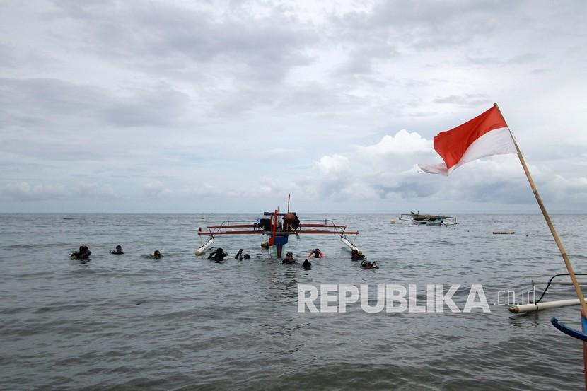 Sejumlah peserta bersiap untuk menyelam pada peringatan Hari Hiu Paus Internasional di objek wisata Hiu Paus di Botubarani, Kabupaten Bone Bolango, Gorontalo, Minggu (30/8/2020). Peringatan tersebut menjadi kampanye menuju pengelolaan destinasi Hiu Paus Botubarani lebih berkelas dan berkelanjutan dengan kegiatan aksi bersih sampah di pantai dan laut, lomba mewarnai dan pembuatan vlog yang diikuti oleh ASN, TNI AL, Polri, komunitas penyelam, Dive Centre, kelompok sadar wisata, mahasiswa, Gorontalo Tourist Guide dan masyarakat umum. 