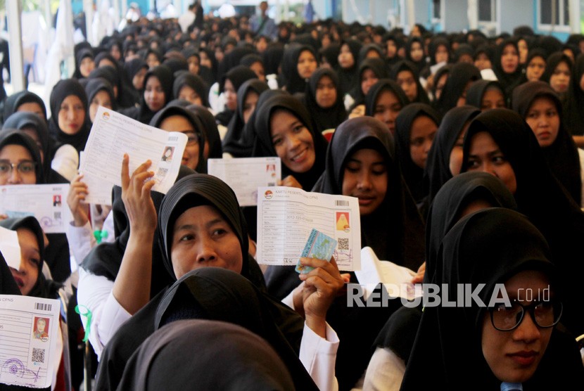 Sejumlah peserta Calon Pegawai Negeri Sipil (CPNS) Kanwil Kementerian Agama Provinsi Sulawesi Selatan bersiap mengikuti ujian di kantor RRI Makassar, Sulawesi Selatan, Senin (12/11/2018).