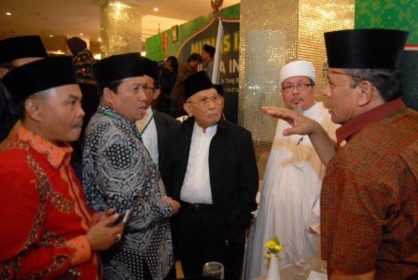 Sejumlah peserta dari berbagai daerah berdiskusi dalam menentukan tim formatur disela-sela Musyawarah Nasional (Munas) IX Majelis Ulama Indonesia (MUI) di Surabaya, Jawa Timur, Rabu (26/8).
