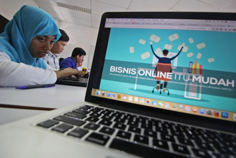  Sejumlah peserta dari Lembaga Pemberdayaan Tunanetra (LPT) mengikuti pelatihan bisnis online di Surabaya, Jawa Timur, Rabu (27/4).