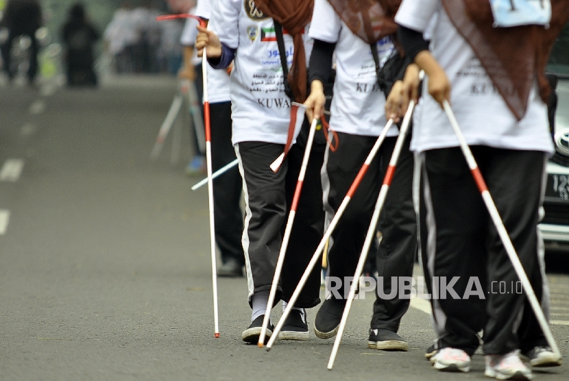 Sejumlah peserta disabilitas berjalan beriringan saat rally tongkat (Ilustrasi)