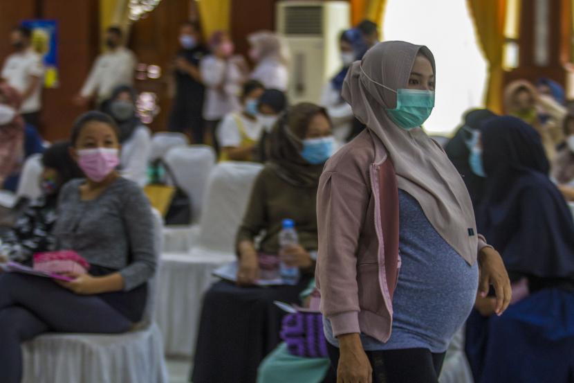 Sejumlah ibu hamil antre untuk mendapatkan vaksin Covid-19 di Mahligai Pancasila, Banjarmasin, Kalimantan Selatan, Rabu (8/9/2021). Vaksinasi Covid-19 penting untuk ibu hamil dan janinnya.