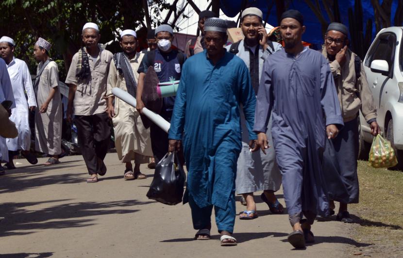 Sejumlah peserta Ijtima Ulama Asia berjalan ke lokasi perkemahan di Desa Pakkatto, Kecamatan Bontomarannu, Kabupaten Gowa, Sulawesi Selatan, Kamis (19/3/2020).