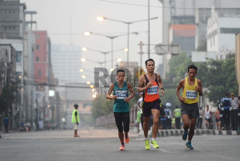  Sejumlah peserta Jakarta Mandiri Marathon melintasi Kawasan Kota Tua, Jakarta Barat, Ahad (25/10). (Republika/Raisan Al Farisi)