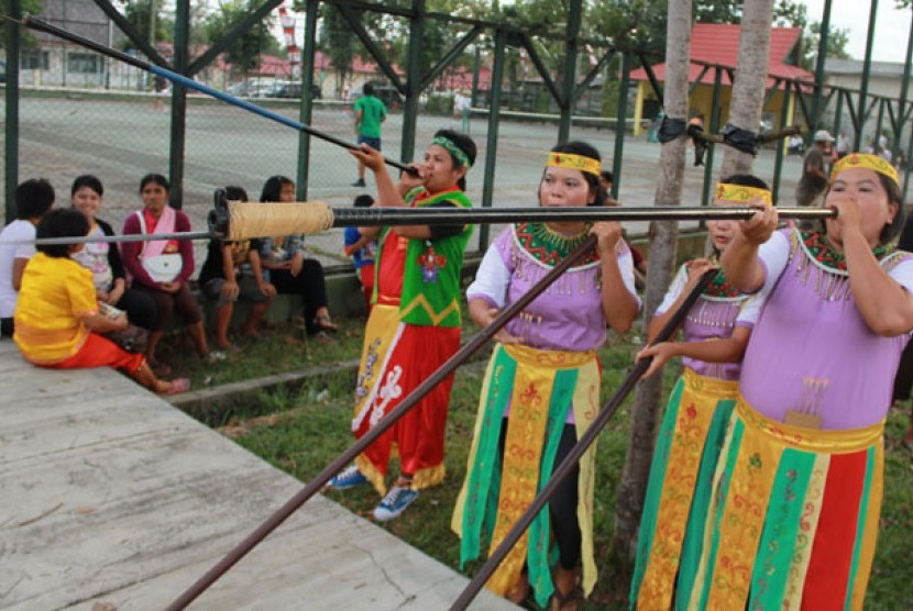 Sejumlah peserta lomba olah raga tradisional menyumpit berusaha mengenai sasaran pada Festival Budaya Isen Mulang di Palangka Raya, Kalimantan Tengah, Jumat (20/5). Festival budaya yang diikuti 14 kabupaten dan kota se-Kalteng itu merupakan ajang promosi p