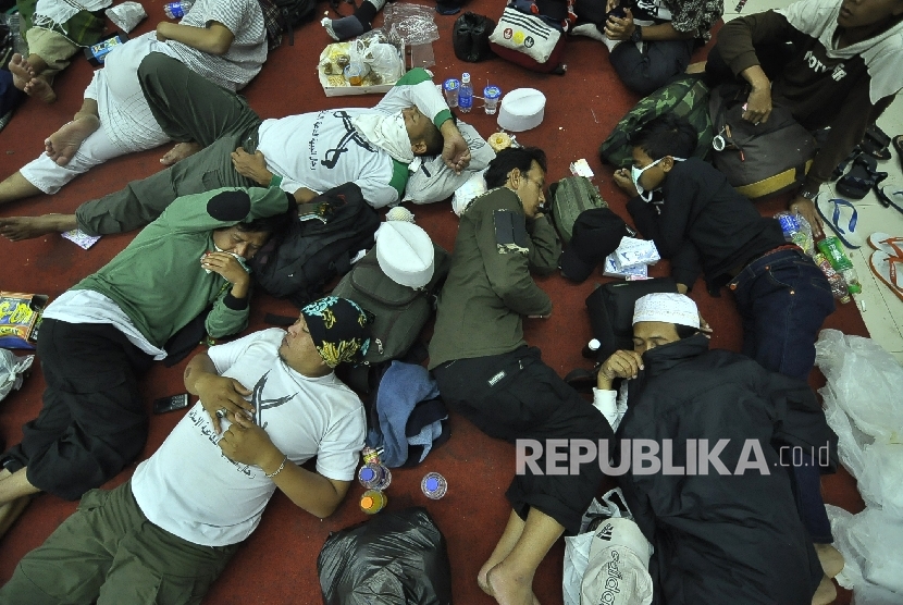 Sejumlah peserta long march dalam aksi Bela Islam 212 Jilid III dari Ciamis tengah beristirahat di Aula Gedung Perum Perhutani, Jl Soekarno Hatta, Kota Bandung, Rabu (30/11) malam. Rencananya para perserta yang diikuti ribuan massa itu, akan melanjutkan pe