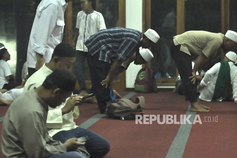 Sejumlah peserta long march dalam aksi Bela Islam 212 Jilid III dari Ciamis menunaikan sholat berjamaah saat beristirahat di Gedung Perum Perhutani, Jl Soekarno Hatta, Kota Bandung, Rabu (30/11) malam.