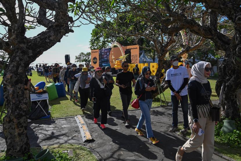 Sejumlah peserta Maybank Marathon 2022 melakukan pengambilan paket lomba (race pack collection) pada hari kedua di Taman Bhagawan, Kabupaten Badung, Bali, Sabtu (27/8/2022). Maybank Marathon 2022 yang akan diikuti sekitar 10 ribu peserta pada Minggu (28/8/2022) besok akan memperlombakan kategori Marathon (42,195 km), Half-Marathon (21,1 km) dan 10K. 