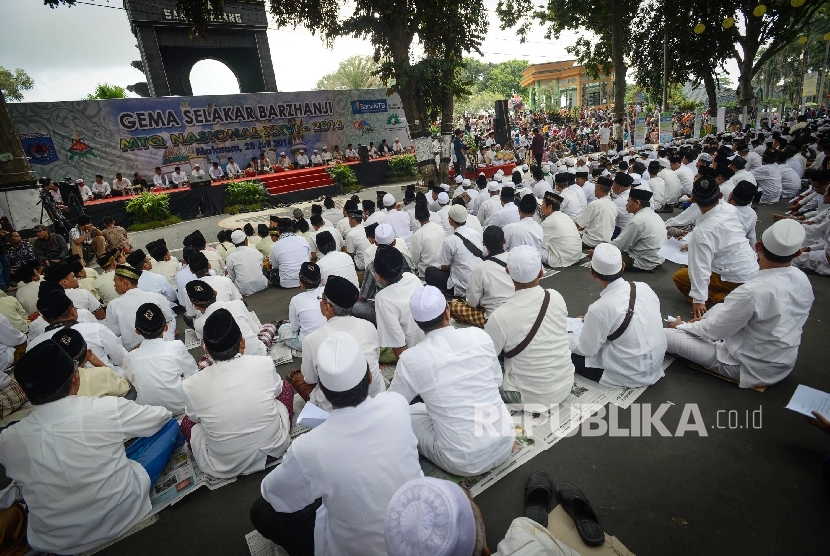  Sejumlah peserta melantunkan Shalawat dan Barzanzi secara bersama-sama saat Gema Shalawat dan Barzanzi yang dilaksanakan di Sepanjang Jalan Pejanggik, Mataram, Nusa Tenggara Barat, Kamis (28/7). (Republika/ Raisan Al Farisi)