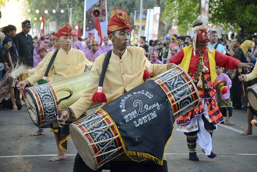 Sejumlah peserta memainkan alat musik tradisional 