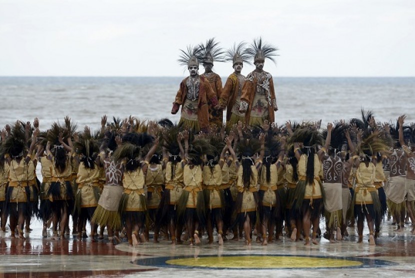 Sejumlah peserta membawakan tarian harmoni raja ampat saat pembukaan acara puncak Sail Raja Ampat 2014 di Pantai Waisai Torang Cinta (WTC), Raja Ampat, Papua Barat, Sabtu (23/8). 