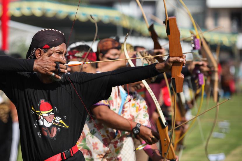 Sejumlah peserta membidik sasaran dengan busur panahnya saat Gladen Ageng Panahan Tradisional di Surabaya, Jawa Timur, Sabtu (21/5/2022). Lomba untuk menyambut ulang tahun ke-729 Kota Surabaya itu digelar selama dua hari dan diikuti 400 peserta dari berbagai daerah.