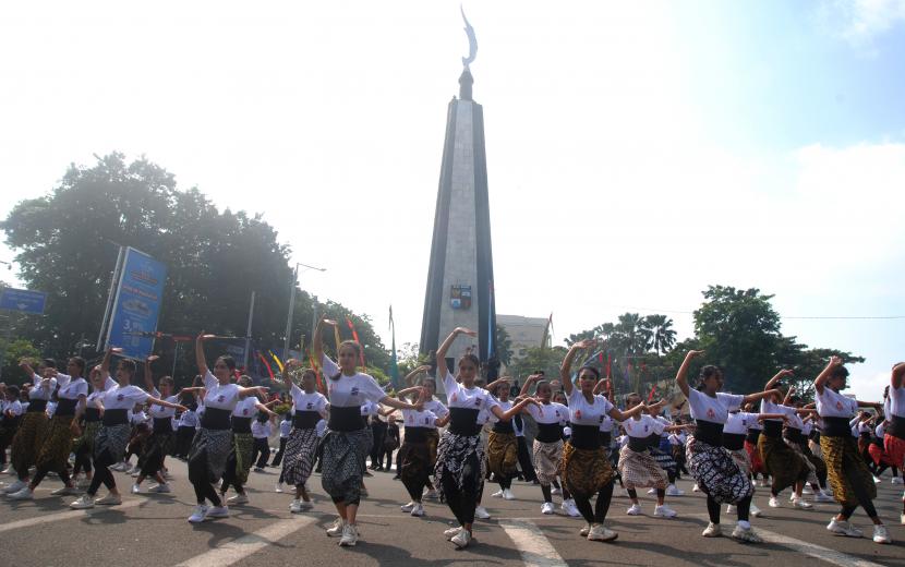 Sejumlah peserta menari secara kolosal di depan Tugu Kujang, Kota Bogor, Jawa Barat, Senin (20/6/2022). Kegiatan yang diikuti 500 peserta dari berbagai sanggar tari di Kota Bogor tersebut dalam rangka memperingati Hari Jadi Bogor (HJB) ke-540. 