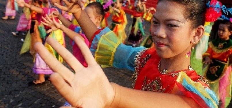 Sejumlah peserta menarikan tarian selamat datang khas budaya Betawi saat Kirab Budaya Betawi di Silang Monas, Jakarta Pusat.