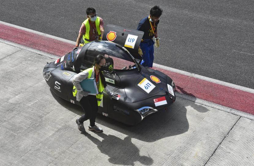 Sejumlah peserta mendorong prototipe kendaraannya saat mengikuti sesi latihan Shell Eco Marathon Indonesia.