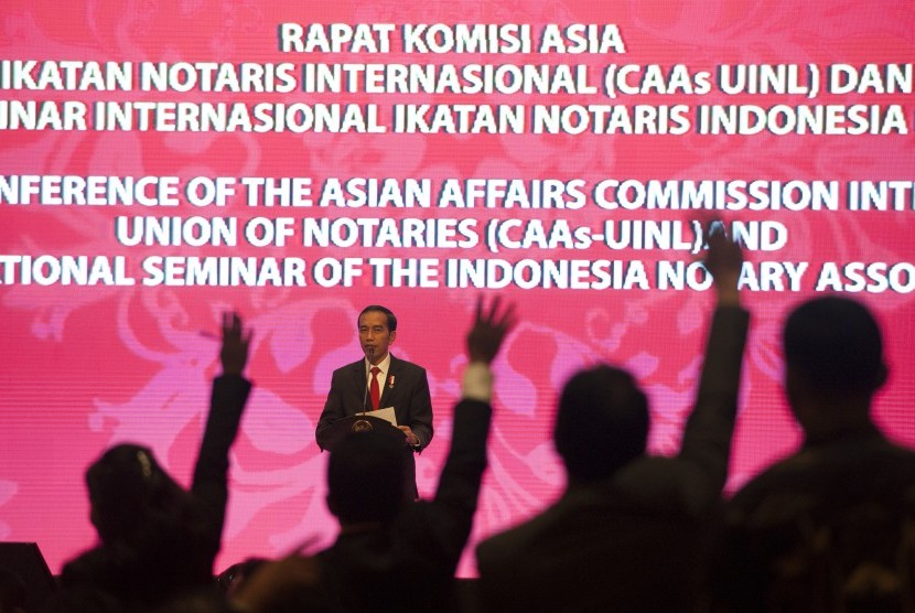 Presiden Jokowi berpidato di hadapan para notaris.