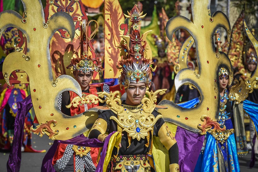 Sejumlah peserta menggunakan kostum bertemakan Putri Mandalika saat mengikuti Parade Budaya Festival Pesona Bau Nyale 2019 di Praya, Lombok Tengah, NTB, Sabtu (23/2/2019). Parade budaya yang menampilkan kesenian serta atraksi budaya dari Kabupaten dan Kota se NTB tersebut merupakan rangkaian Festival Pesona Bau Nyale 2019. 