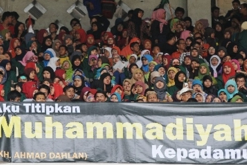Sejumlah peserta mengikuti acara Milad Seabad Muhammadiyah di Gelora Bung Karno (GBK), Jakarta, Ahad (18/11).
