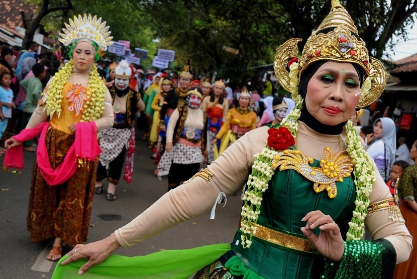 Sejumlah peserta mengikuti kirab budaya memperingati HUT Kabupaten Batang ke-51 di Batang, Jawa Tengah, Kamis (27/4).