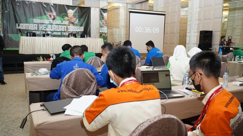 Sejumlah peserta mengikuti lomba kejuruan siswa SMK TKJ se-Jawa Timur yang dihelat oleh Saga..