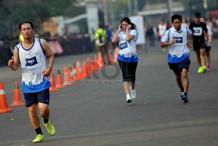   Sejumlah peserta mengikuti lomba lari Jakarta Marathon 2013, Ahad (27/10).  (Republika/Prayogi)
