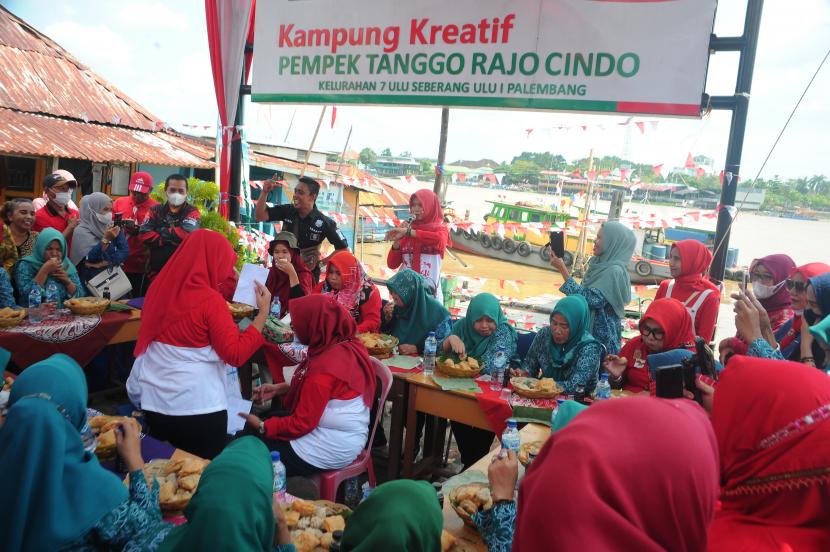 Sejumlah peserta mengikuti lomba makan pempek di Kampung Kreatif Tanggo Rajo Cindo Palembang, Sumatra Selatan, Kamis (18/8/2022). Perlombaan yang digelar Dinas Pariwisata Provinsi Sumsel ini diikuti oleh puluhan peserta dengan mengangkat produk pempek di Kampung Kreatif Tanggo Rajo Cindo.