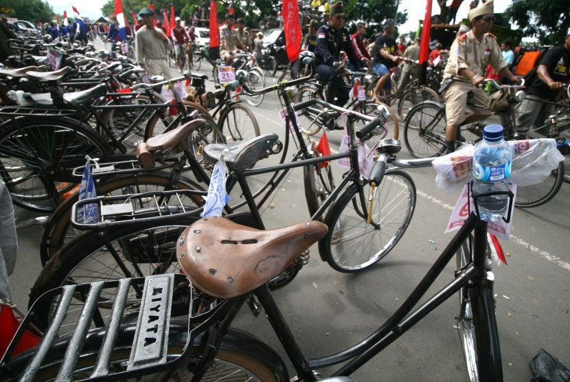 Sejumlah peserta mengikuti Parade Sepeda Tua Nusantara di area Simpang Lima Gumul, Kediri, Jawa Timur, Minggu (19/3). 