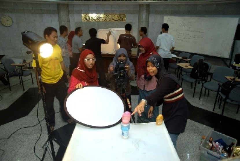 Sejumlah peserta mengikuti pelatihan fotografi di Masjid Agung Sunda Kelapa, Jakarta Pusat. Pelatihan tersebut diadakan oleh Remaja Masjid Sunda Kelapa (RISKA).