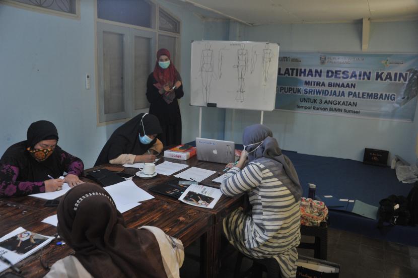 Rumah BUMN Diharapkan Bantu UMKM Naik Kelas. Sejumlah peserta mengikuti pelatihan keterampilan desain kain di Rumah Kreatif BUMN Sumsel Palembang, Sumatera Selatan, Rabu (24/2/2021). PT Pupuk Sriwidjaya Palembang memberikan pelatihan tersebut kepada sejumlah mitra binaannya untuk menambah kecakapan berusaha.