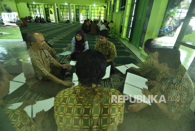 Sejumlah peserta mengikuti Pesantren Alquran Braille di Masjid Wyata Guna, Jalan Pajajaran, Kota Bandung, Selasa (30/5).