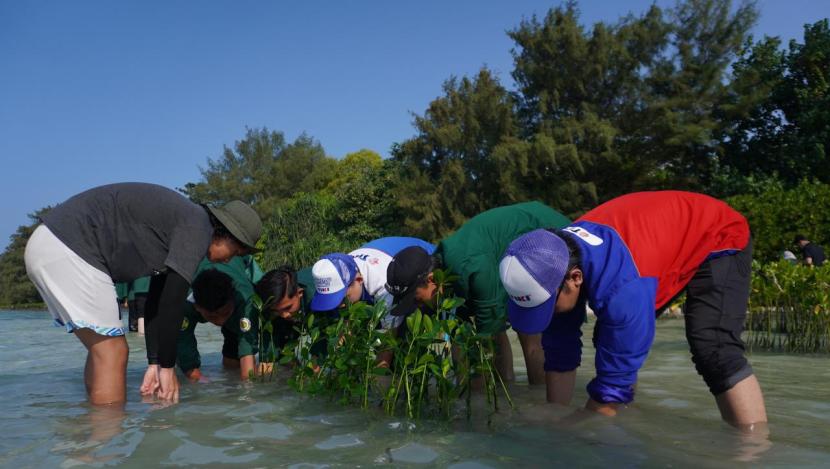 Sejumlah peserta mengikuti program Gerakan Edukasi Masyarakat, Peduli Lingkungan dan Kehidupan dengan Tingkatkan Inovasi dalam Upaya Negeri Gemilang. 