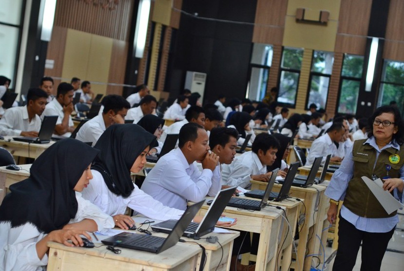 Sejumlah peserta mengikuti Seleksi Kompetensi Bidang (SKB) menggunakan sistem Computer Assited Tes (CAT) CPNS secara serantak di Gedung Serbaguna Balai Kota Tasikmalaya, Jawa Barat, Sabtu (8/12/2018).