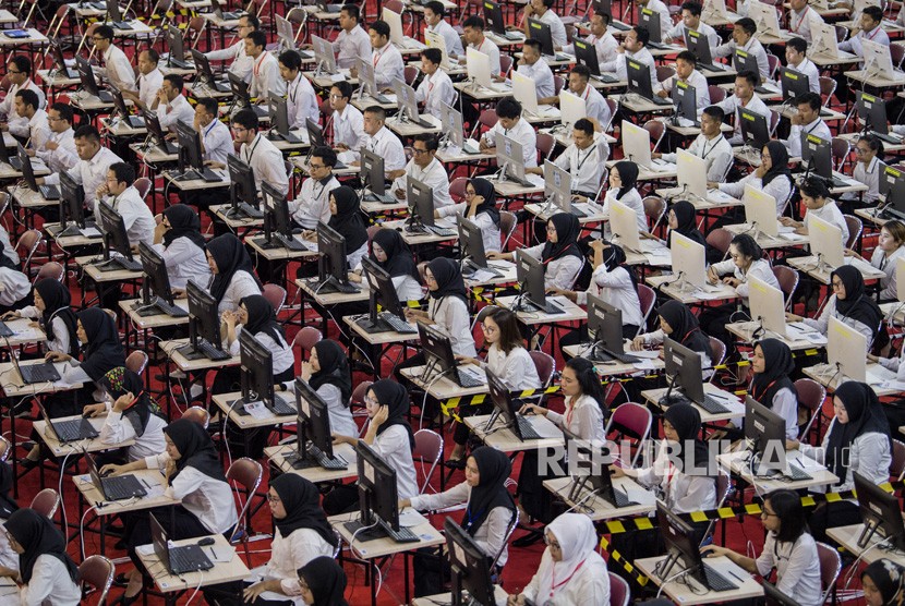 Sejumlah peserta mengikuti Seleksi Kompetensi Dasar (SKD) berbasis Computer Assisted Test (CAT) untuk Calon Pegawai Negeri Sipil (CPNS) Pemprov Jabar di GOR Arcamanik, Bandung, Jawa Barat, Kamis (30/1/2020).
