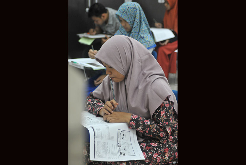 Sejumlah peserta mengikuti Ujian Masuk Perguruan Tinggi Keagamaan Islam Negeri (UMPTKIN) tahun 2018 di UIN AR-Raniry, Banda Aceh (Ilustrasi).