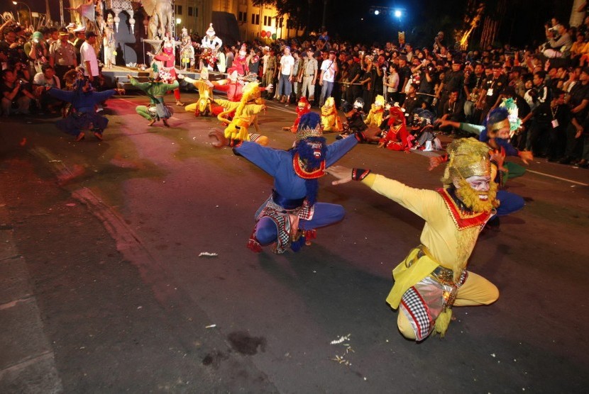 Sejumlah peserta meramaikan acara Jogja Java Carnival di sepanjang jalan Malioboro, Sabtu malam (25/10). Jogja Java Carnival dalam rangka memperingati hari jadi kota Yogyakarta ke-252.
