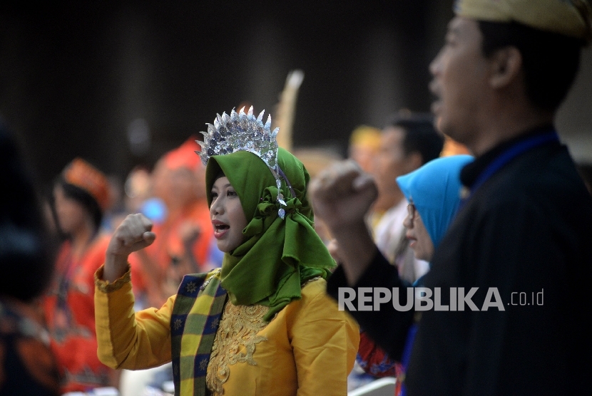 Sejumlah peserta program Parade Cinta Tanah Air (PCTA) mengikuti acara penyerahan hadiah lomba program PCTA di Kantor Kemenhan, Jakarta, Rabu (6/9). 