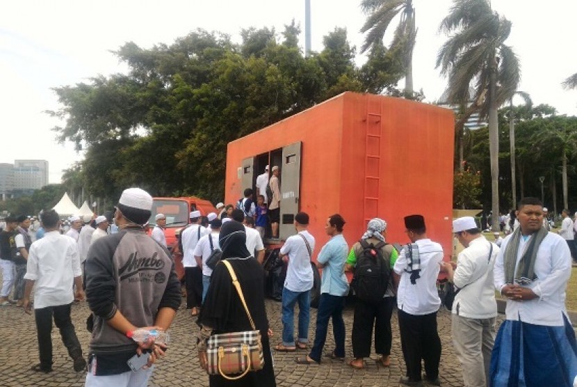 Sejumlah peserta Reuni 212 menggunakan fasilitas toilet umum yang disiapkan Pemkot DKI di Lapangan Monas, Sabtu (2/12)