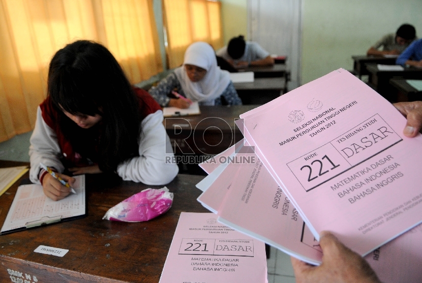 Sejumlah peserta Seleksi Nasional Masuk Perguruan Tinggi Negeri (SNMPTN) mengerjakan soal ujian tertulis di SMK Negeri 5 Jakarta. 