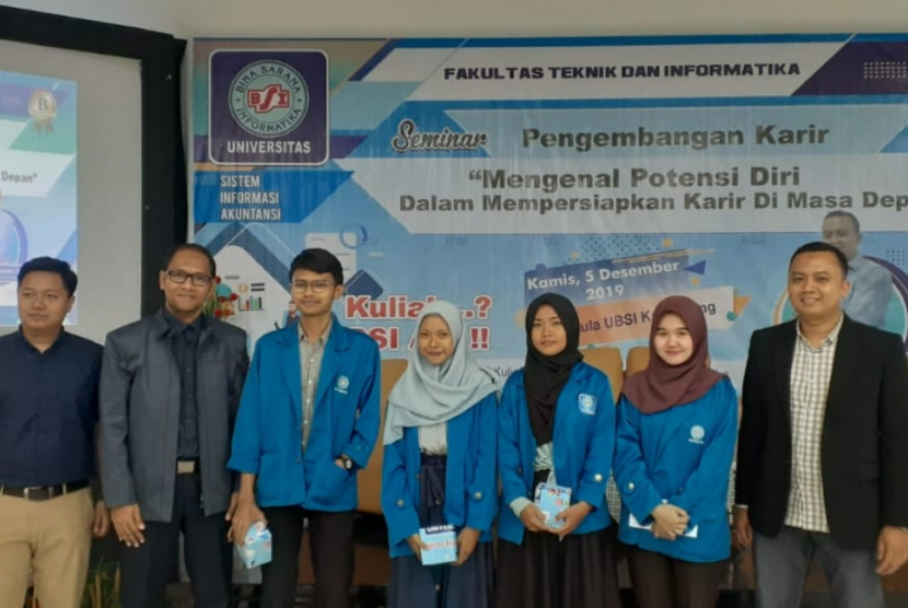 Sejumlah peserta seminar pengembangan karir UBSI berfoto bersama dengan nara sumber.