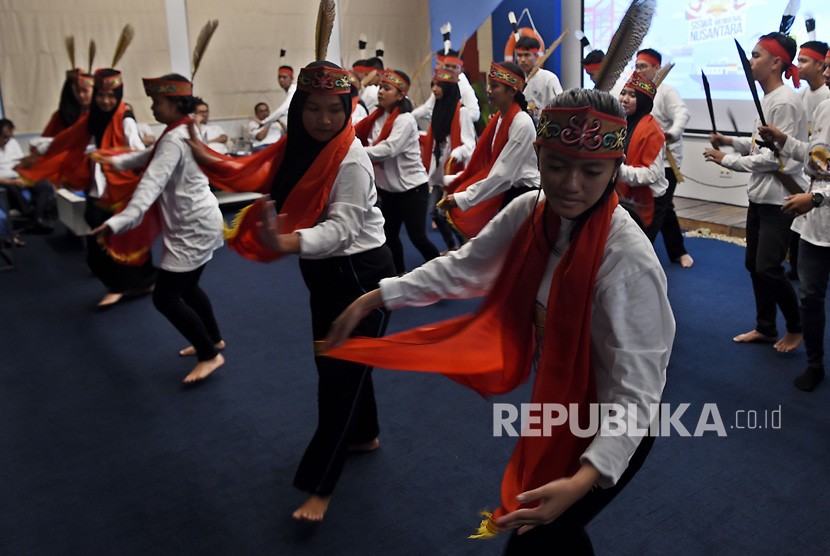 Sejumlah peserta Siswa Mengenal Nusantara asal Kalimantan Tengah menampilkan tari daerah asalnya di Pelabuhan Tanjung Priok, Jakarta, Rabu (14/8/2019). 