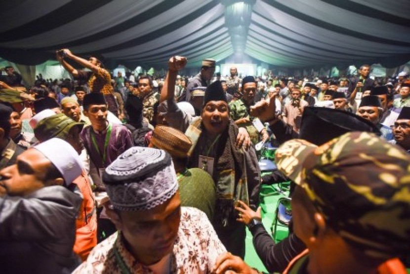 Sejumlah peserta terlibat adu argumen saat pembahasan Tata Tertib Muktamar NU ke 33 di Alun-alun Jombang, Jawa Timur, Minggu (2/8) malam. Pembahasan Tatib tersebut diskors hingga Senin (3/8), karena kondisi yang tidak memungkinkan untuk melanjutkan pembaha