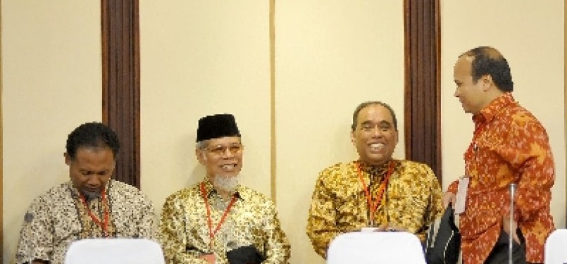 Sejumlah peserta tes calon pimpinan KPK, (dari kiri) Bambang Widjojanto, Abdullah Hehahamua, Bagindo Fachmi dan Yunus Effendi berbincang saat jeda  ujian Seleksi Calon Pimpinan KPK di gedung Kementerian Hukum & HAM, Jakarta.