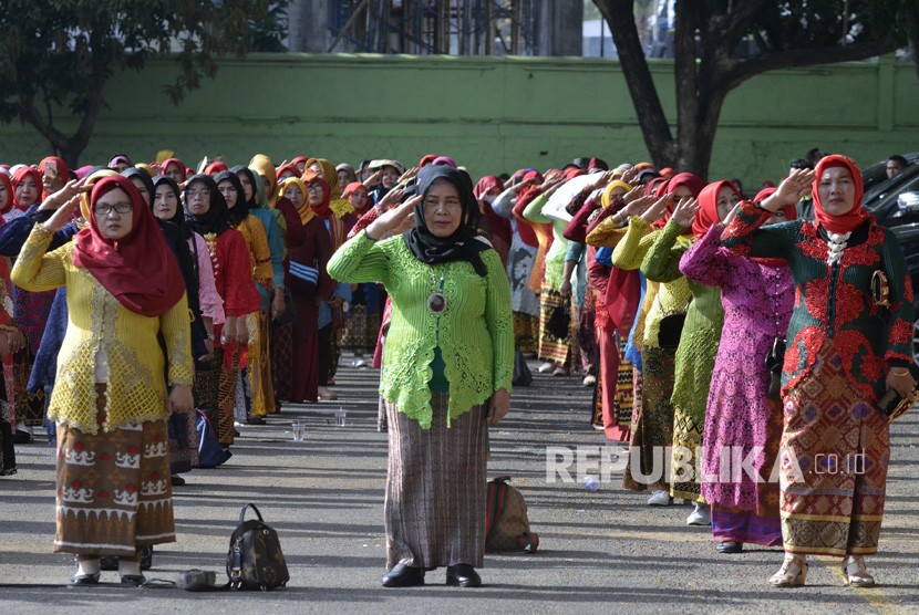 Sejumlah peserta upacara bendera mengenakan pakaian adat Lampung dalam rangka peringatan Hari Ibu ke-91 di Bandar Lampung, Lampung, Senin (23/12/2019). 