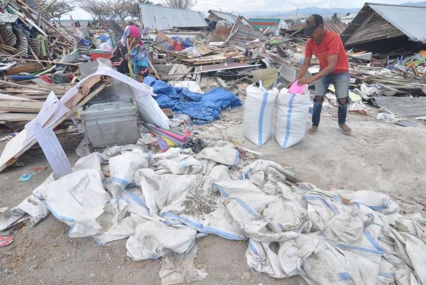 Sejumlah petani mengumpulkan sisa garam yang dapat diambil kembali di sekitar rumah dan lahannya yang porak-poranda akibat gempa dan tsunami di Palu, Sulawesi Tengah, Selasa (9/10). 