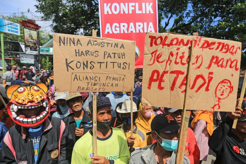 Sejumlah petani yang tergabung dalam Komite Penggerakan Reforma Agraria melakukan aksi unjuk rasa di depan gedung DPRD Indramayu, Jawa Barat, Rabu (8/6/2022). Aksi petani tersebut menutut pemerintah segera menyelesaikan konflik-konflik agraria dan menjalankan Reforma Agraria. 