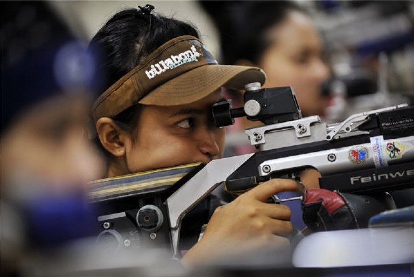 Sejumlah petembak berlatih di arena cabang menembak PON XVIII 2012, Rumbai, Riau, Minggu (9/9). 